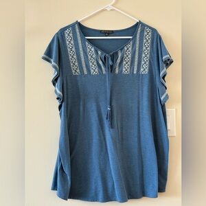 {Adrianna Papell}-Size:2X- Blue and White Shirt